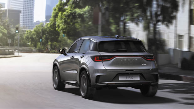 Vue de conduite 3/4 arrière du Lexus LBX 2023