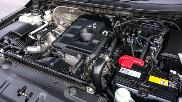 Gros plan du compartiment moteur du Mitsubishi Triton 2024