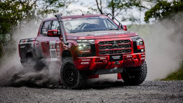 2024 Mitsubishi Triton AXCR rallye ute avant 3/4 4 poussière