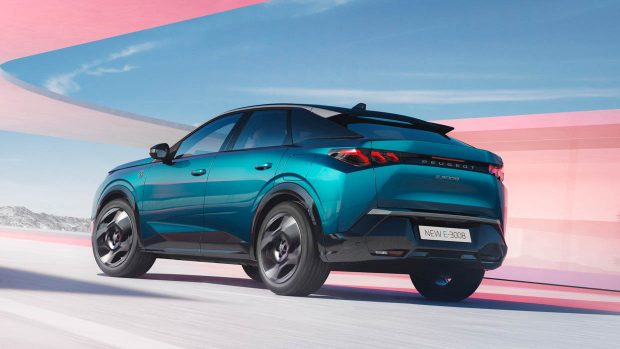 Prise de vue 3/4 arrière de la Peugeot e-3008 2024