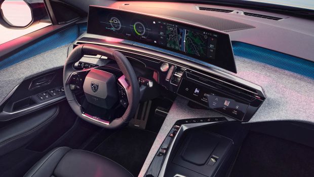 Vue de dessus des écrans de l'intérieur du Peugeot e-3008 2024