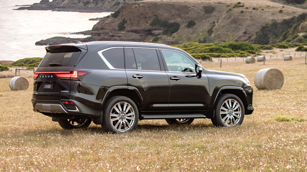 VUS Lexus LX600 2022 noir - plan statique 3/4 arrière #1