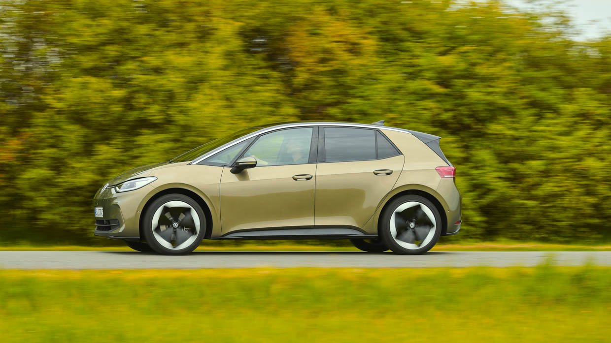 Vue de profil latérale d'une Volkswagen ID3 2024 à hayon en vert olivine foncé