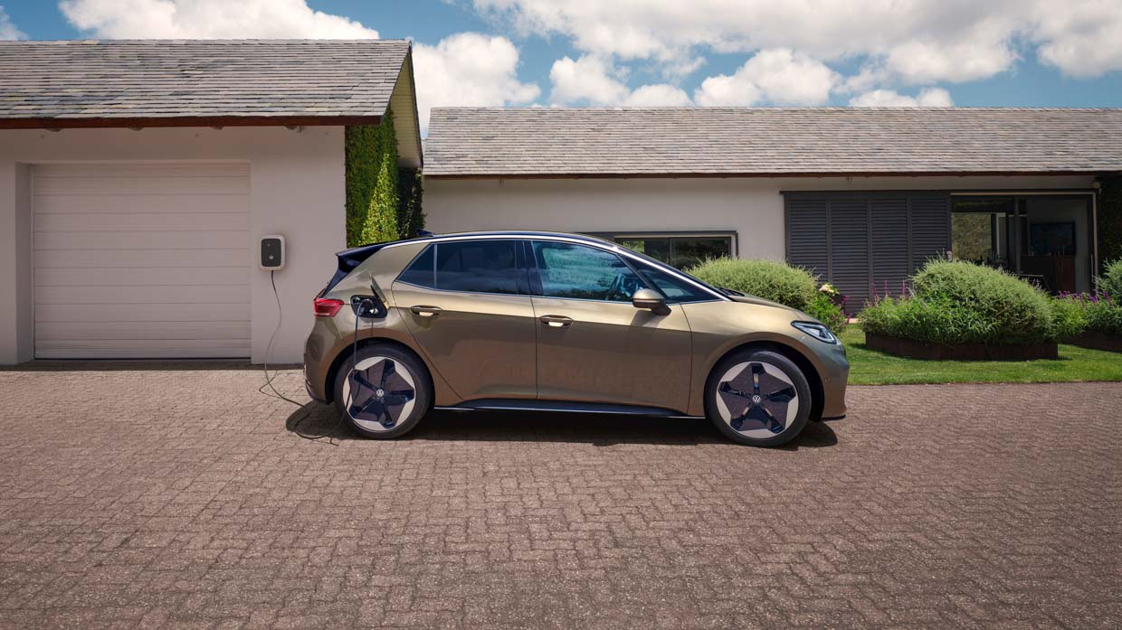 Vue de profil latérale d'une Volkswagen ID3 Pro S 2024 en chargement vert olivine foncé