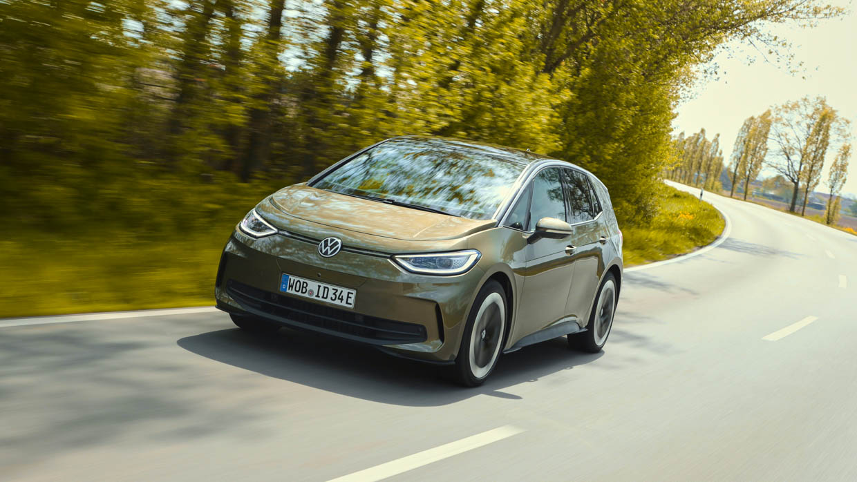 Vue de trois quarts avant gauche d'une Volkswagen ID3 Pro S 2024 en vert olivine foncé