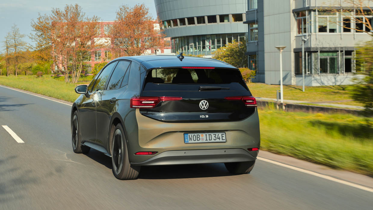 Vue arrière d’une Volkswagen ID3 Pro S 2024 en vert olivine foncé