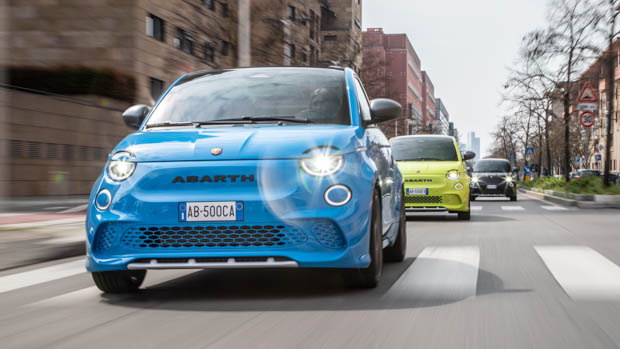 Vue de conduite de la gamme Abarth 500e 2023