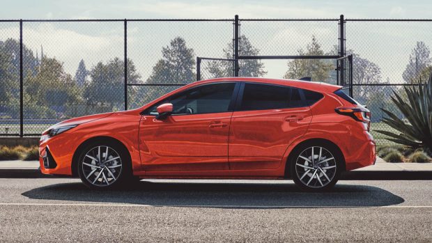 Angle latéral rouge de la Subaru Impreza 2024
