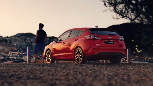 Subaru Impreza 2024, vue arrière 3/4 rouge