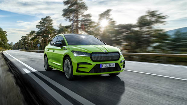 Une Skoda Enyaq Coupé RS en vert