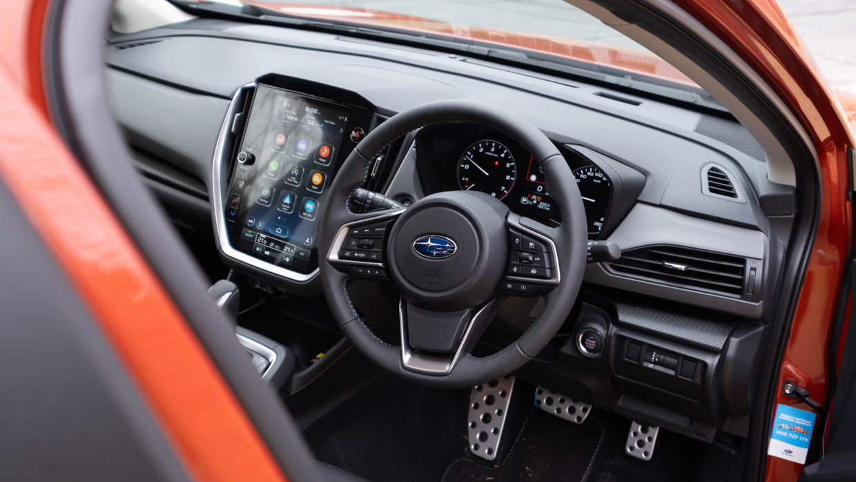 Vue intérieure du volant et des commandes de la Subaru Crosstrek 2.0S