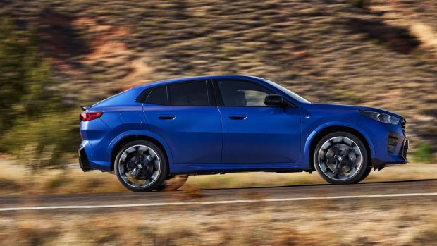 BMW X2 M35i 2024, prise de vue en angle, côté route