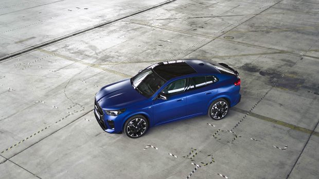 Plan large statique du BMW X2 M35i 2024 dans un entrepôt