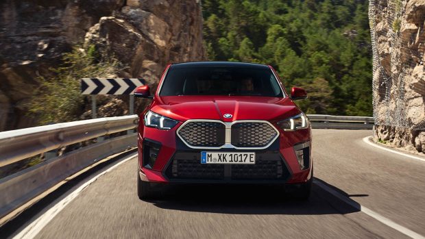 BMW iX2 2024 sur angle avant de la route