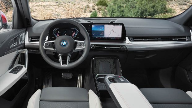 Volant intérieur large de la BMW iX2 2024