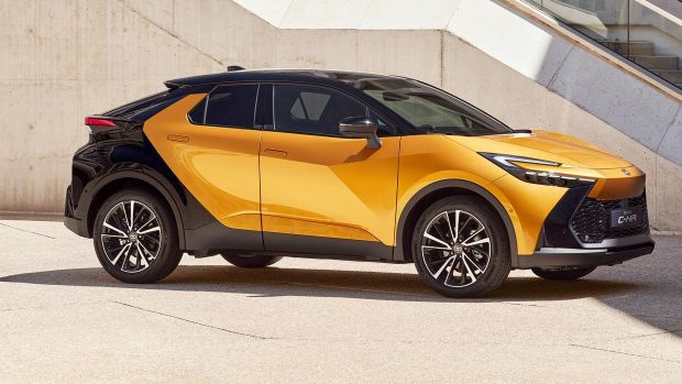 Petit VUS Toyota C-HR 2023 jaune et noir, vue extérieure 3/4 avant