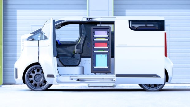 Fourgon concept Toyota Kayoibako EV 2023 peint en blanc, vu de côté avec porte latérale ouverte