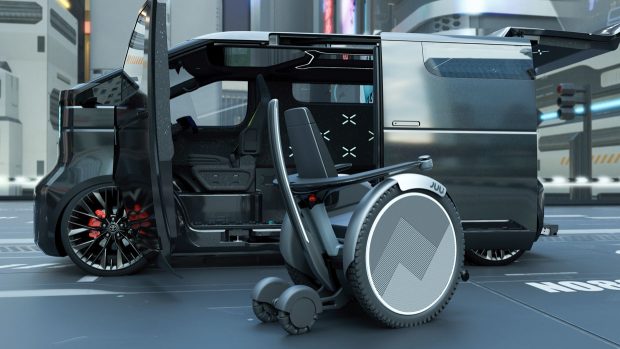 Intérieur du fourgon concept Toyota Kayoibako EV 2023, vu de l'angle de trois quarts arrière gauche, peint en noir et avec un fauteuil roulant en photo