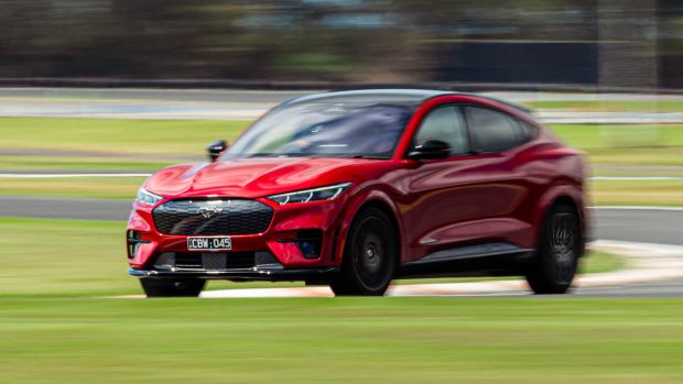 Prise de vue floue rouge de la Ford Mustang Mach-E GT 2023