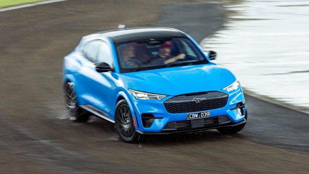 Ford Mustang Mach-E GT 2023, bleu, virages