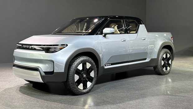 Vue de trois quarts avant gauche d'un concept de pick-up électrique Toyota EPU 2024