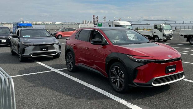 Tokyo Mobility Show 2023 - Toyota BZ4X avant 3/4 (nouvelles couleurs et changement de badge de « électrique » à « BEV »