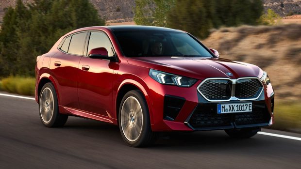 BMW iX2 2024 sur route avant angle 3/4