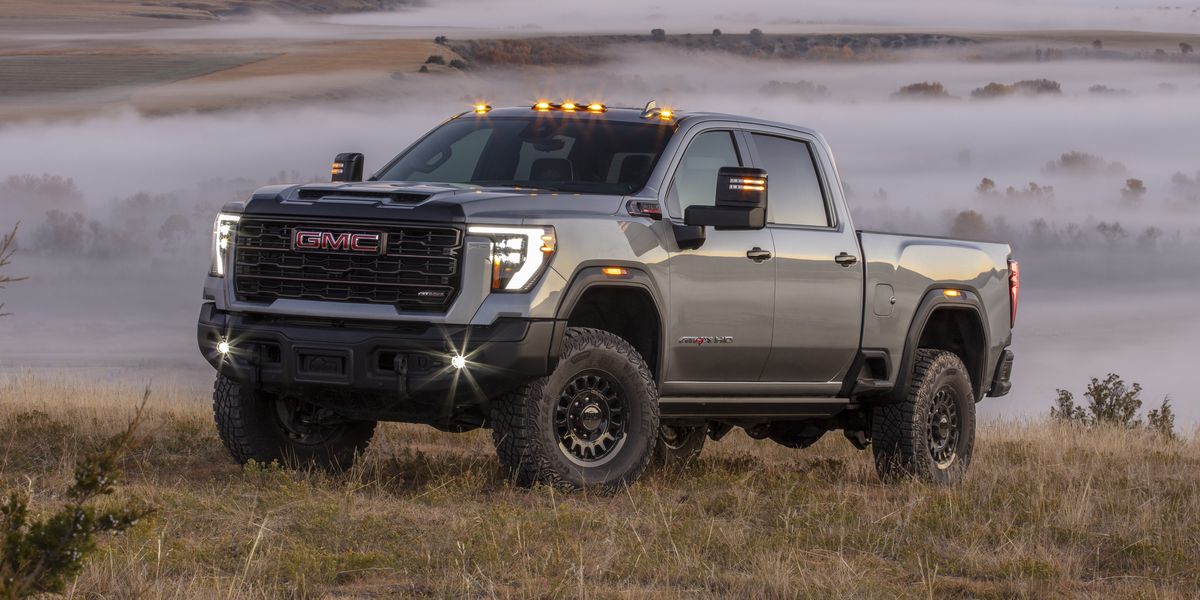 Le GMC Sierra HD AT4X AEV 2024 grimpe et se déplace dans les montagnes