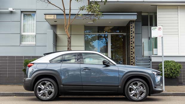 Profil latéral de la Mazda MX-30 électrique 2022