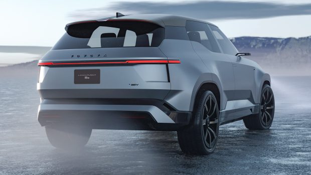 Vue de trois quarts arrière droite du SUV concept électrique Toyota Land Cruiser SE peint en argent