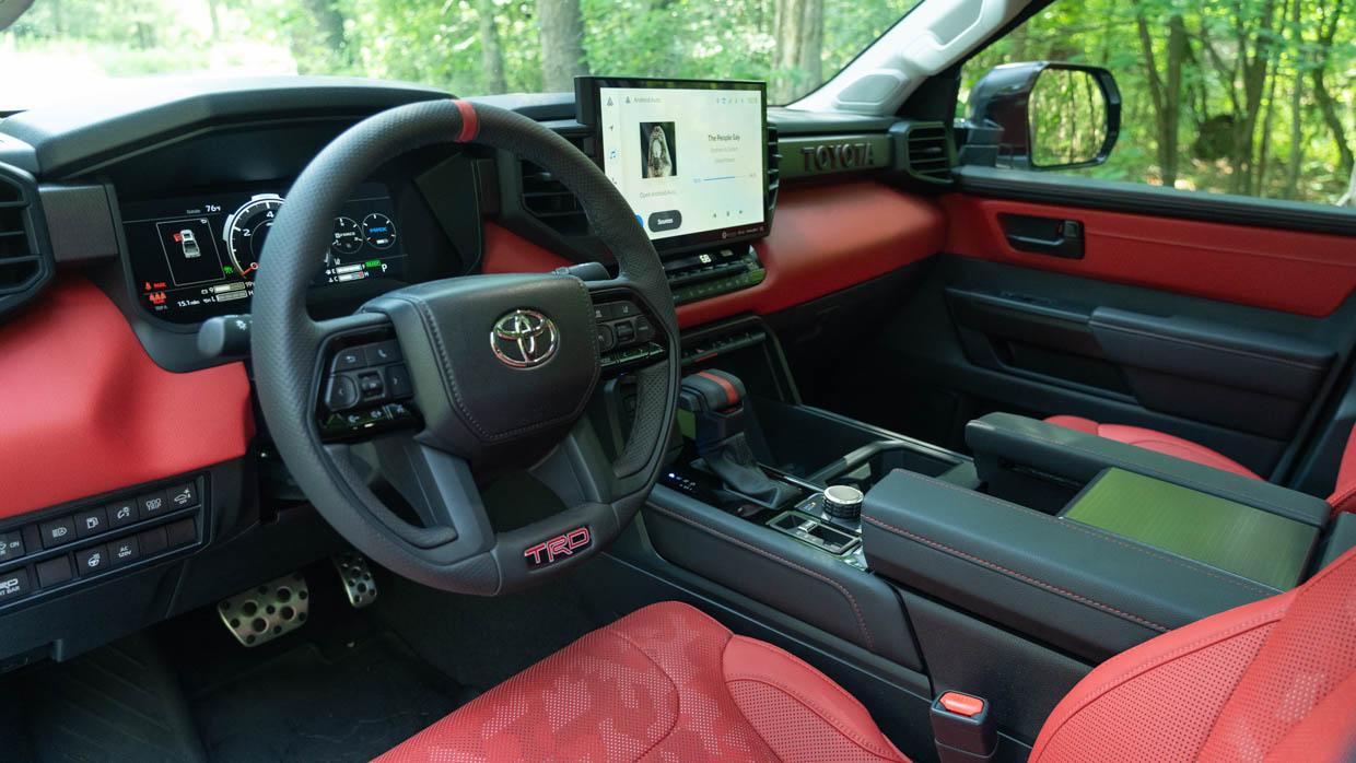 Vue latérale intérieure du Toyota Tundra TRD 2023