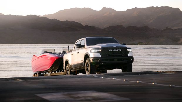 Bateau remorqueur Ram 1500 2025 hors de l'eau