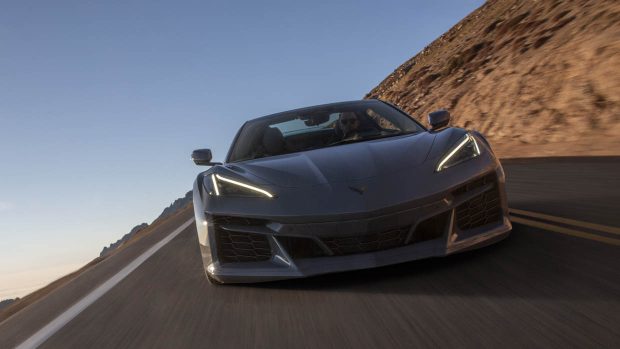 Vue de conduite de l'angle avant gris de la Chevrolet Corvette E-Ray 2024