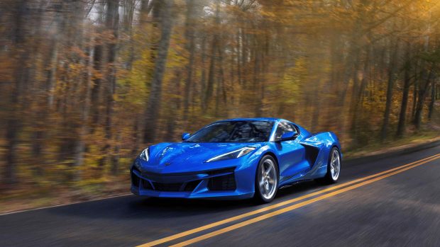 Photo de conduite bleue de la Chevrolet Corvette E-Ray 2024