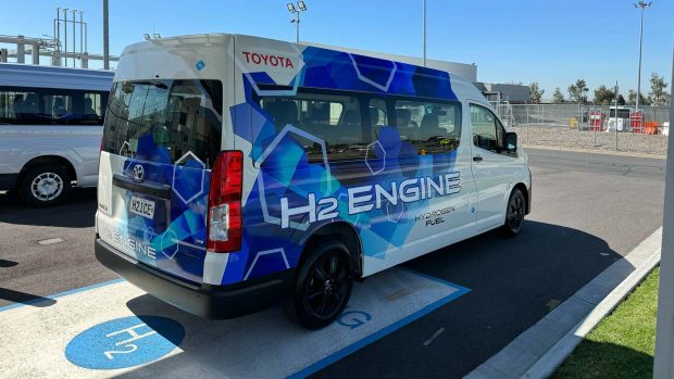 Toyota lance une Hiace à combustion interne à hydrogène avec un cœur Land Cruiser