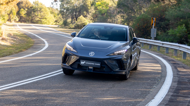 2023 MG4 Excite 51 angle avant en virage 3