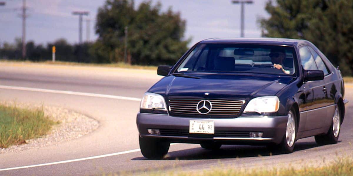 La Mercedes-Benz 600SEC 1994 consomme ostensiblement
