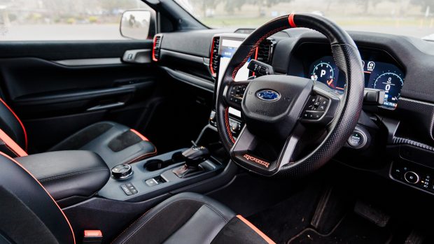 Ford Ranger Raptor 2023 en code orange avec un intérieur en cuir noir