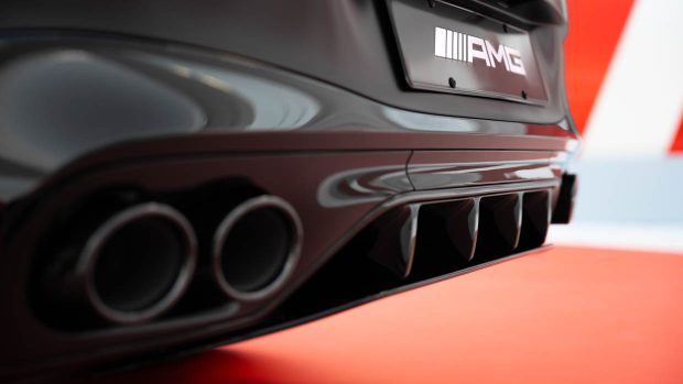 Vue arrière des tuyaux d'échappement de la Mercedes-AMG CLE 53 4Matic 2024