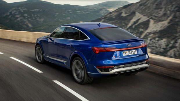 Vue de conduite 3/4 arrière de l'Audi SQ8 E-Tron sportback 2024