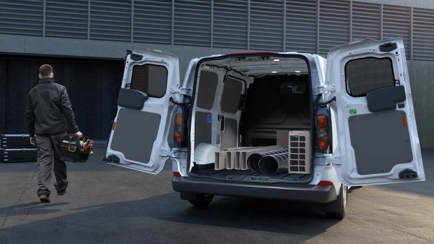 Portes arrière du Ford Transit Custom 2024 ouvertes