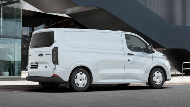 Vue statique 3/4 arrière du Ford Transit Custom 2024