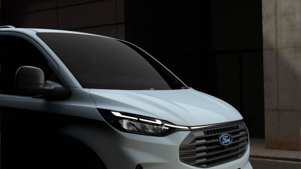 Vue statique de l'avant du Ford Transit Custom 2024