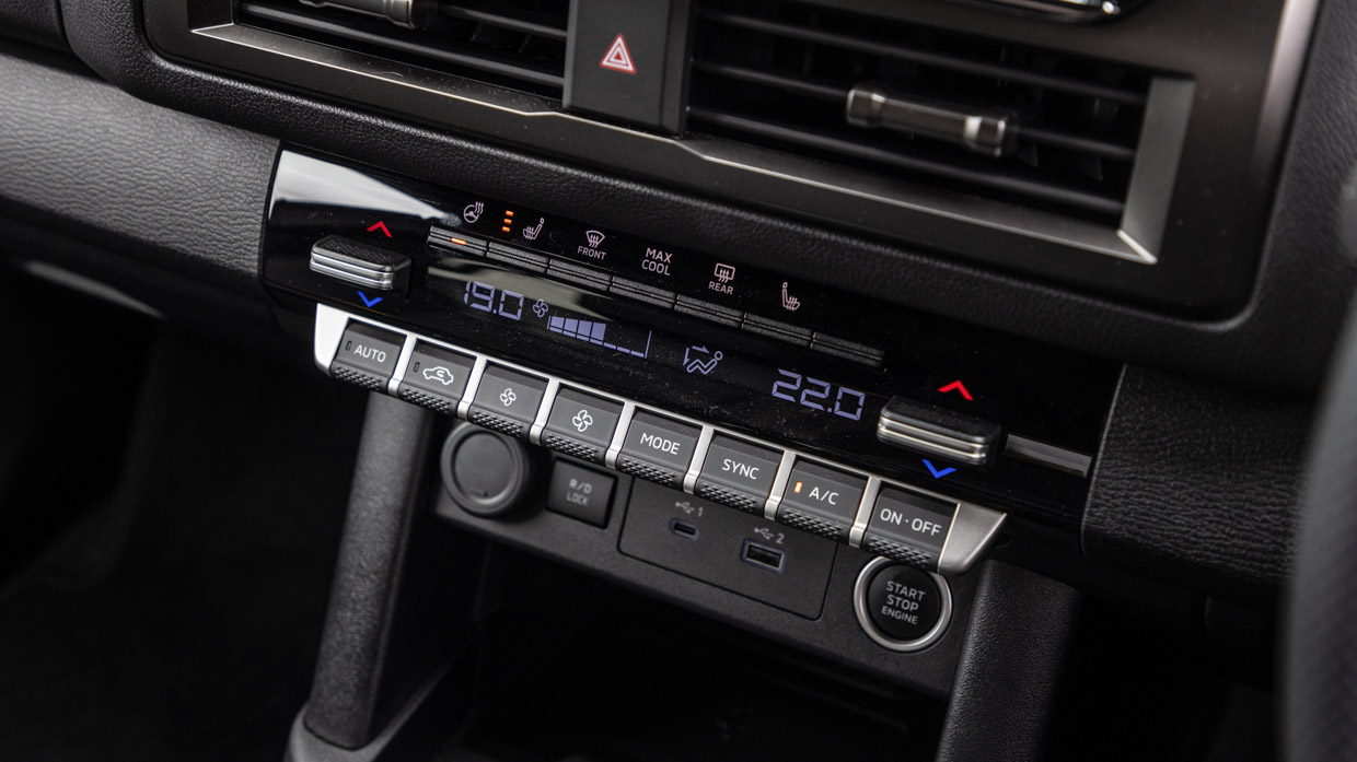 Mitsubishi Triton prototype 2024 boutons 2