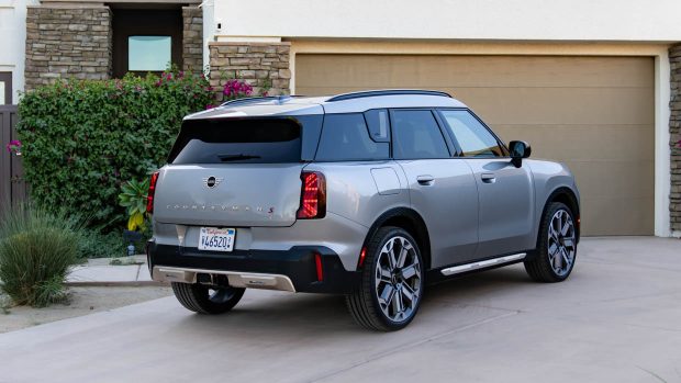 Vue statique 3/4 arrière de la Mini Countryman 2024