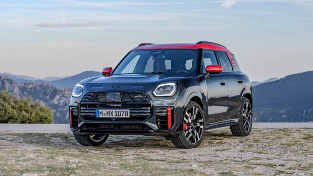 Mini Countryman JCW 2024 3/4 avant avec montagnes en arrière-plan