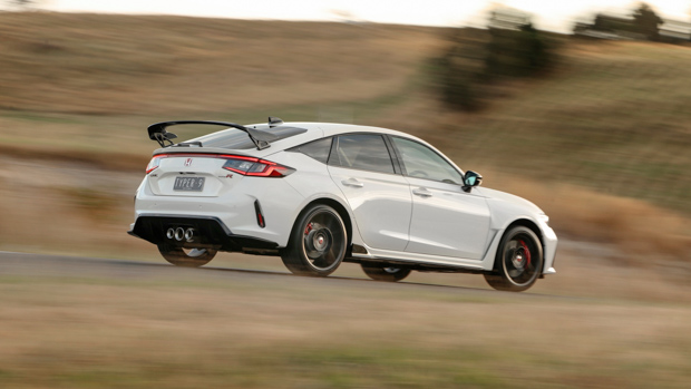 Honda Civic Type R 2023 arrière côté campagne