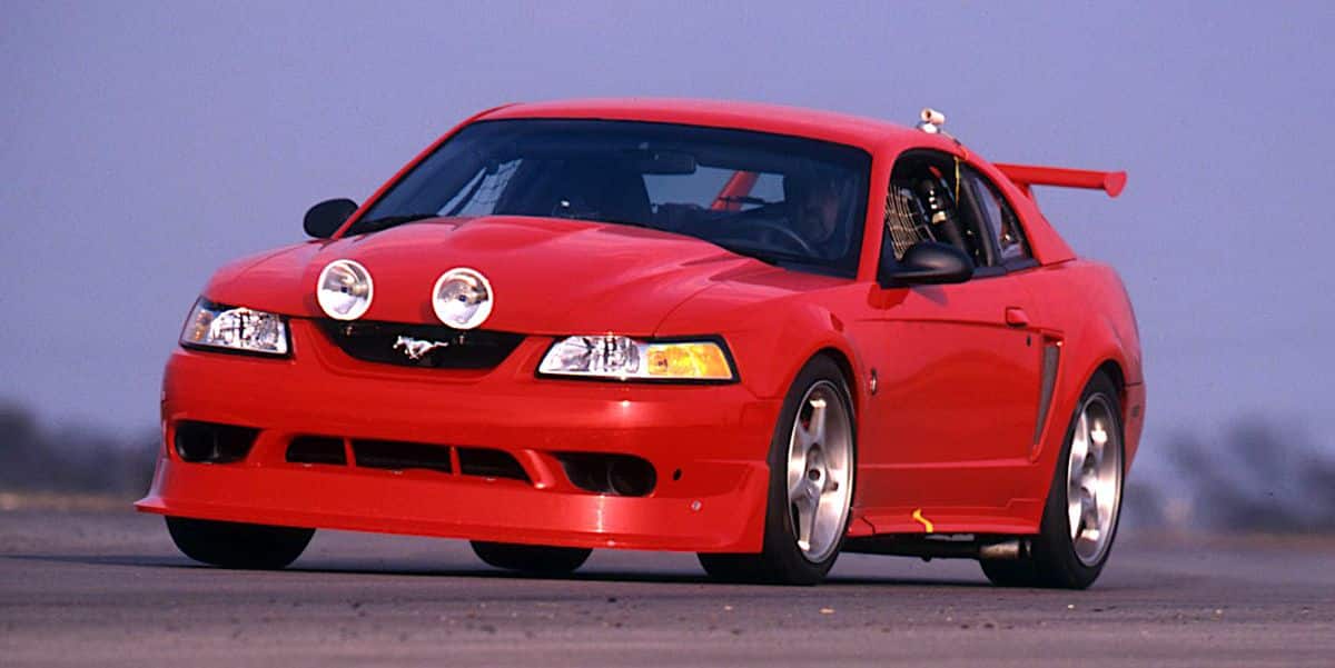 La Ford SVT Mustang Cobra R 2000 est une fusée rouge vif