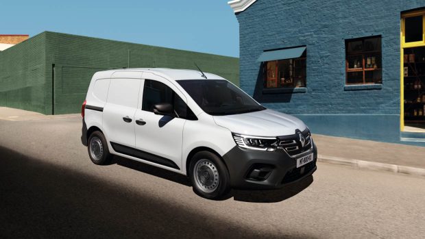 Renault Kangoo E-Tech 2024 en recharge sur rue 2