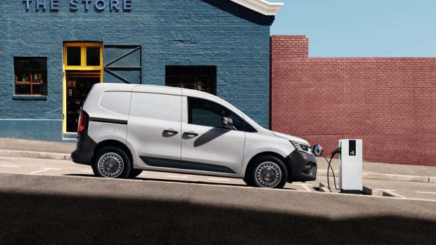 Renault Kangoo E-Tech 2024 en recharge dans la rue